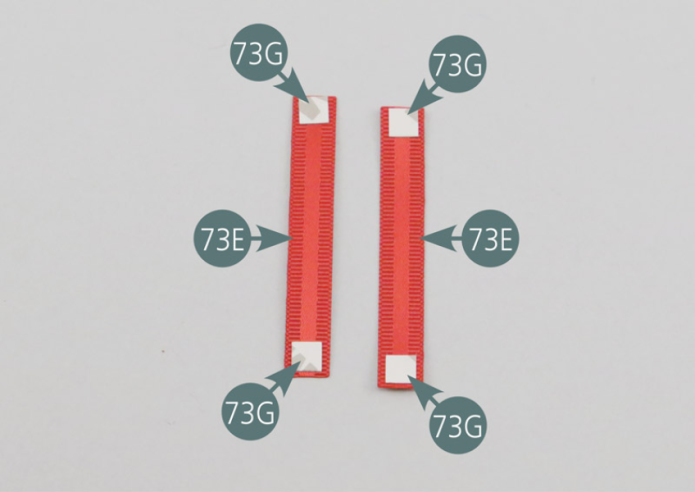 Positionner quatre morceaux d’adhésif double-face 73G sur les extrémités des sangles de ceinture de sécurité ventrales longues 73E. 