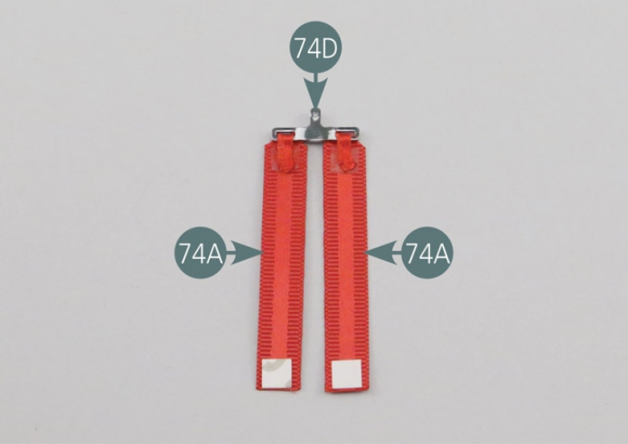 Die Enden der mittleren Sicherheitsgurtbänder (74A) in die Zentralverriegelungsschnalle (74D) einhängen. Die Schutzfolie von den doppelseitigen Klebestreifen (74G) entfernen und dann die Enden/Spitzen der Klebebänder (74A) umbiegen, um sie an der Zentralverriegelungsschnalle zu befestigen.