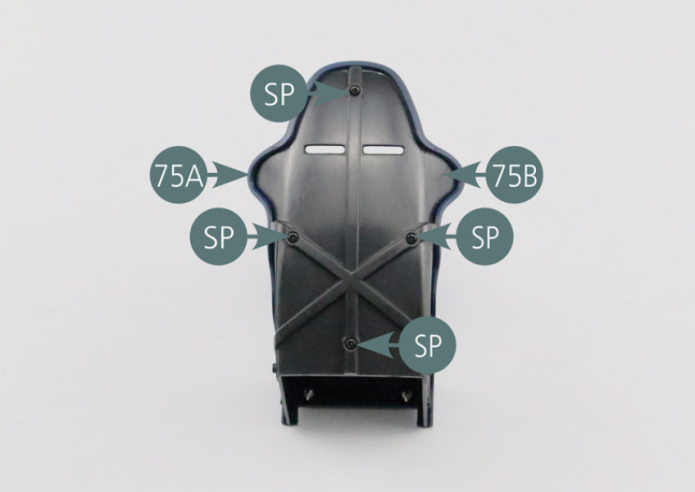 Posiciona el asiento del conductor (75A) en el bastidor trasero (75B) y asegúralo desde atrás con cuatro tornillos SP.