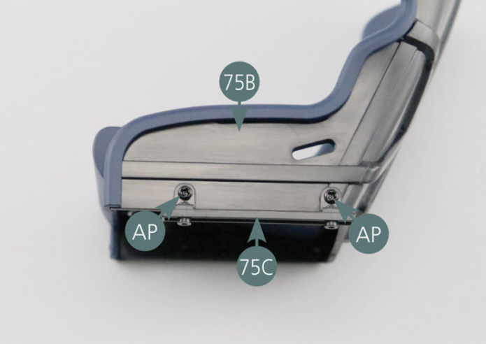 Positionner un support de siège 75C sur le côté gauche de la coque 75B et le fixer avec deux vis AP.Positionner le second support de siège 75C sur le côté droit de la coque 75B et le fixer avec deux vis AP.