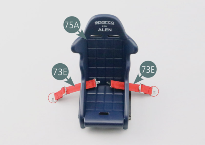 Insérer les sangles de ceinture de sécurité ventrale longues 73E sur les côtés du siège du pilote 75A. Positionner les deux boucles de verrouillage central 73F sur le verrou de boucle de ceinture 74F.