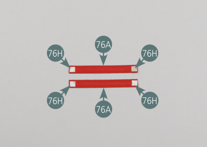 Positionner quatre morceaux d’adhésif double-face 76H sur les extrémités des sangles de ceinture de sécurité supérieure 76A. Les adhésifs doivent être positionnés sur la face arrière des sangles (celle où ne figure pas le marquage). Retourner les sangles et engager les extrémités dans les tendeurs 76D.