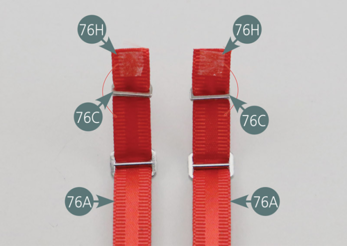 Place the attachment hooks (76C) on the upper seat belt straps (76A). Make sure the hooks are correctly aligned. 