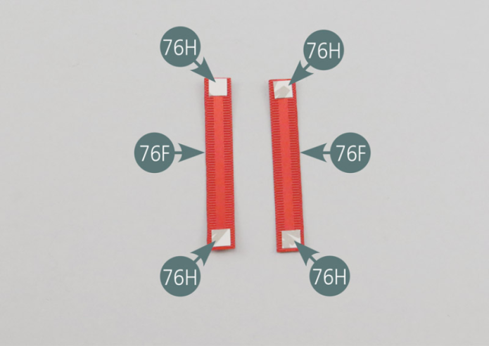 Positionner quatre morceaux d’adhésif double-face 76H sur les extrémités des sangles de ceinture de sécurité inférieure 76F. Retourner les sangles et engager leur extrémité dans les tendeurs de ceinture 76D.