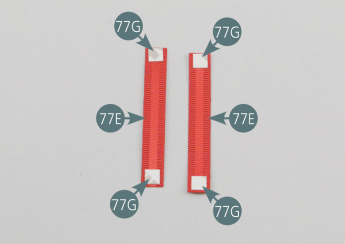 Positionner quatre morceaux d’adhésif double-face 77G sur les extrémités des sangles de ceinture de sécurité ventrales longues 77E. 