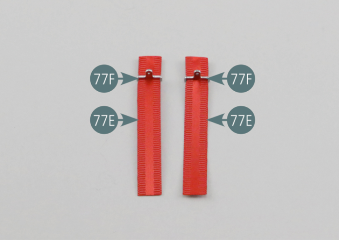 Posiciona cuatro trozos de cinta adhesiva de doble cara (77G) en los extremos de las correas de cinturón de seguridad ventral largas (77E). 