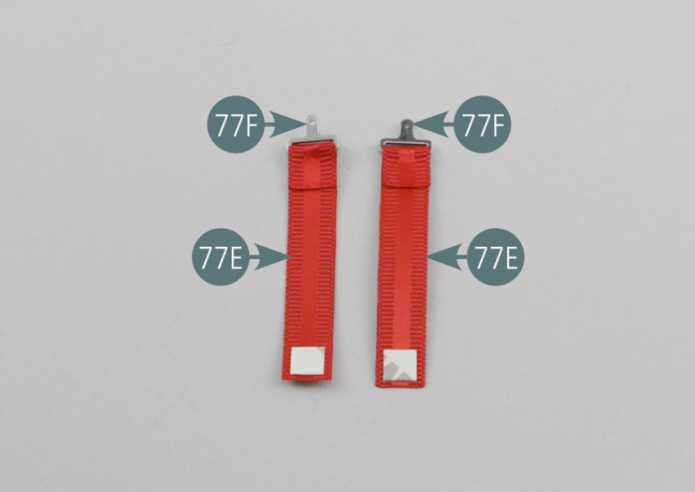 Gira las correas y haz pasar sus extremos por las hebillas de cierre central (77F). Voltea las correas nuevamente (77E). Retira la película protectora de los adhesivos de doble cara (77G) y dobla los extremos de las correas para sujetar las hebillas de cierre central (77F).