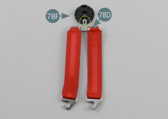 Agrupa la hebilla de cierre central (78D) y las dos hebillas de cierre central (72G) sobre la hebilla de cierre de cinturón (78F).