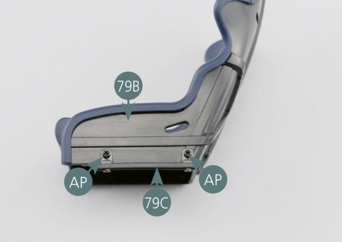 Posiciona un soporte de asiento (79C) en el lado izquierdo del bastidor trasero (79B) y fíjalo con dos tornillos AP.Posiciona el segundo soporte del asiento (79C) en el lado derecho del bastidor trasero (79B) y fíjalo con dos tornillos AP.