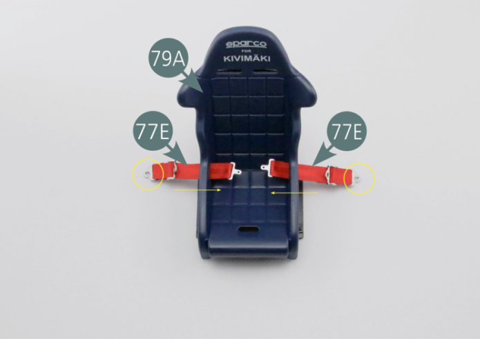 Insérer les sangles de ceinture de sécurité ventrale longues 77E sur les côtés du siège du navigateur 79A.Positionner les assemblages de ceintures 76A, 78A, 78F et 77E sur le verrou de boucle de ceinture 78F comme indiqué sur la photo.Positionner la commande de verrou de boucle de ceinture 78E sur le verrou 78F (vérifier la position correcte du levier) et la fixer par en dessous avec une vis SP.