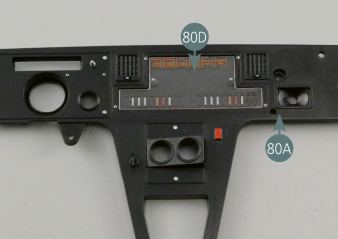 Positionner le panneau d’indicateurs central 80D dans l’ouverture centrale du panneau du tableau de bord. 
