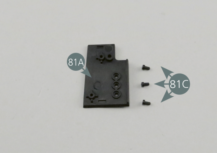 Toma el panel lateral izquierdo del salpicadero (81A) y posiciónalo con su cara interior orientada hacia arriba.