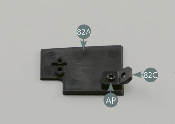 Prendre le panneau latéral droit 82A et le placer face interne tournée vers le haut. Positionner une attache 82C sur le coin inférieur et le fixer avec une vis AP. Positionner ensuite le panneau latéral droit 82A sur le côté du panneau du tableau de bord 80A et le fixer avec une deuxième vis AP.