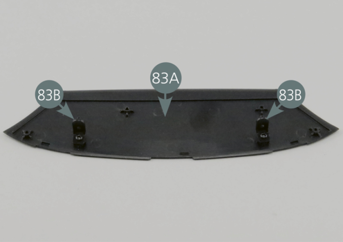 Toma el panel superior (83A) y posiciónalo con su cara interior hacia arriba. Posiciona las fijaciones (83B), por su lado más corto, en sus alojamientos del panel superior y fíjalas con un tornillo AP.