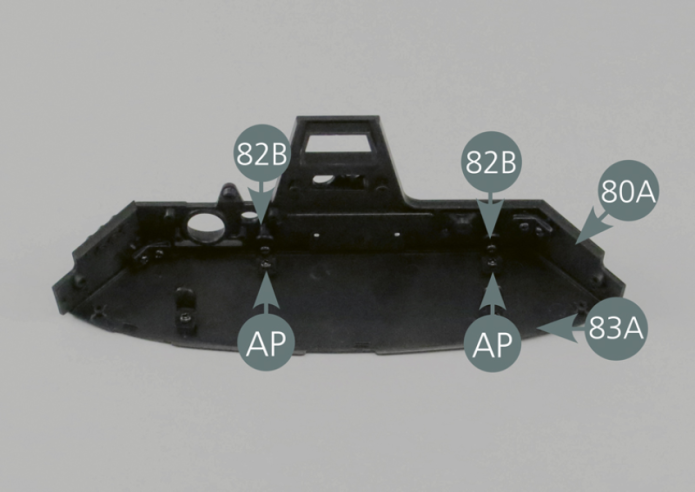 Positionner l’ensemble du tableau de bord du montage 82 sur le panneau 83A, en engageant les extrémités des attaches 82B dans les logements correspondants. Puis fixer les attaches avec deux vis AP.