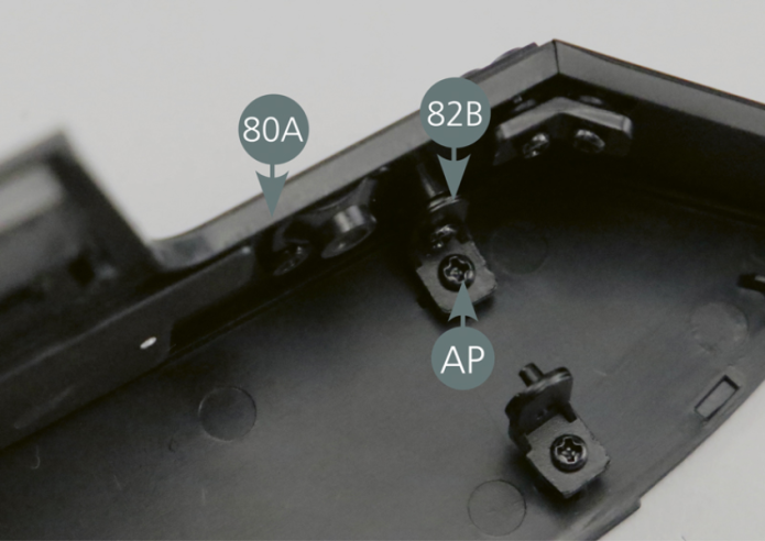 Posiciona el conjunto del salpicadero 82 sobre el panel (83A), encajando los extremos de las fijaciones (82B) en los alojamientos correspondientes. Luego asegura las fijaciones con dos tornillos AP.