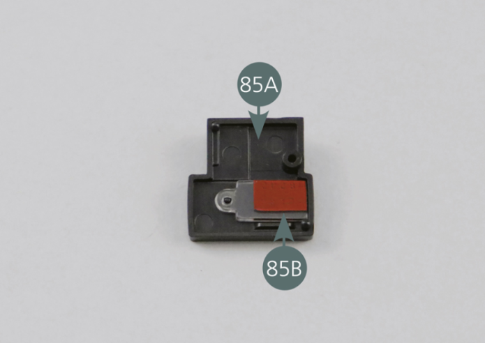 Prendre le panneau d’ordinateur de bord 85A et le placer face interne tournée vers le haut.Positionner les indicateurs de l’ordinateur 85B sur le panneau 85A comme indiqué sur la photo.Positionner le panneau d’ordinateur de bord 85A sur l’avant droit du panneau du tableau de bord 80A.Fixer le panneau d’ordinateur 85A depuis l’arrière du tableau de bord avec une vis AP.