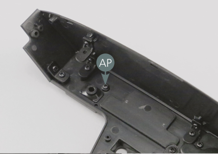 Pegar no painel do computador de bordo (85A) e colocá-lo com o lado interior virado para cima. Posicionar os indicadores do computador (85B) no painel (85A) como indicado na figura. Colocar o painel do computador de bordo (85A) no lado direito da frente do painel de bordo (80A).Fixar o painel do computador (85A) com um parafuso AP a partir da parte de trás do painel de bordo.