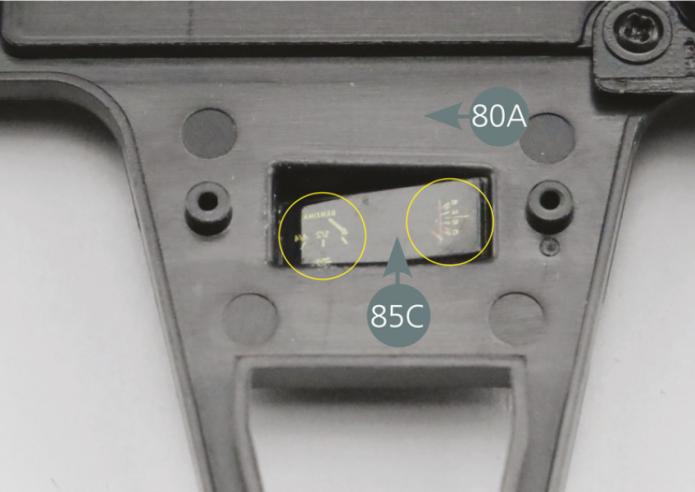 Setzen Sie die unteren Instrumente (85C) in die rechteckige Aussparung der Innenseite des Armaturenbretts (80A) ein. Überprüfen Sie die korrekte Ausrichtung der Instrumente (85C) wie abgebildet. Die hintere Abdeckung (85D) über den unteren Instrumenten (85C) anbringen und mit zwei AP-Schrauben befestigen.