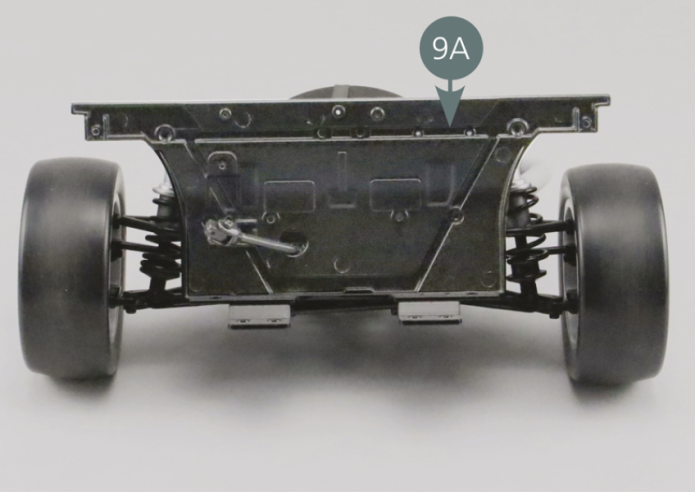 Jetzt müssen Sie die alte Firewall (9A) durch das neue Teil (86G) ersetzen. Entfernen Sie zunächst alle Schrauben und die auf dem Foto gelb markierten Elemente: die oberen Schrauben, die beiden Halterungen (9B) an den Enden, die zentralen Schrauben des Batteriehalters und die Schrauben der Kurbelgarnitur. Entfernen Sie letztere. 