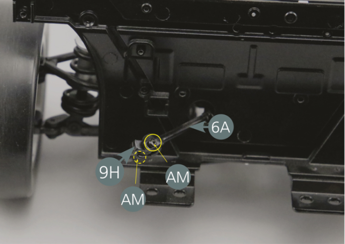 Separe a junta universal (9H) do veio intermédio (6A), bem como os dois parafusos AM, assinalados com um círculo amarelo. A junta universal (9H) será reutilizada num passo posterior. 