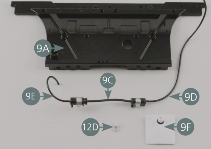 Lösen Sie vorsichtig den Schlauch, den Ölfilter und die Ölpumpe (Teile 9C, 9D und 9E) sowie den Waschflüssigkeitsbehälter (9F) und den Haken (12D) von der Firewall (9A). Bewahren Sie diese Teile an einem sicheren Ort auf.