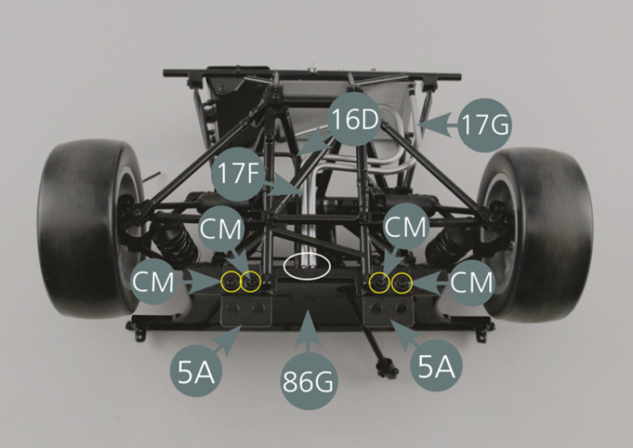 Terminer la fixation de la nouvelle cloison 86G sur le châssis avant avec deux vis AM et quatre vis SM (indiquées par des cercles jaunes).