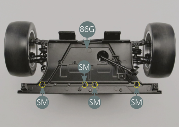 Befestigen Sie abschließend die neue Firewall (86G) mit zwei AM-Schrauben und vier SM-Schrauben am vorderen Fahrgestell (siehe gelbe Kreise).
