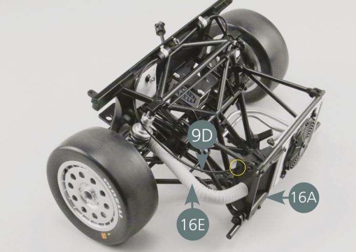 Position the crankset (20D) on the front firewall (86G) and secure it with an SM screw. Reconnect the air exhaust pipe (16E) and the oil hose (9D) to the radiator (16A) as indicated by the yellow circles (photos above and opposite).