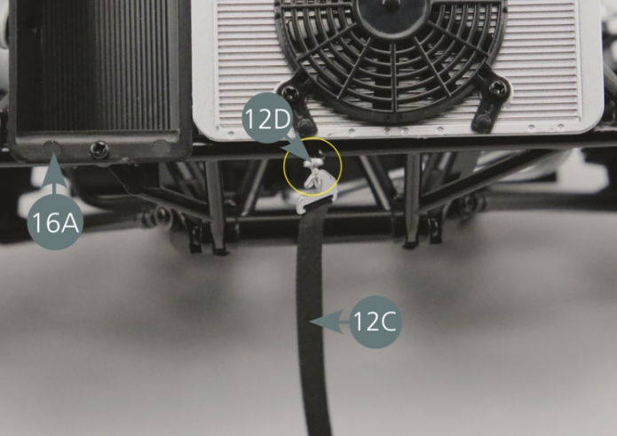 Accrocher la sangle de la roue de secours 12C au crochet inférieur 12D situé sur le cadre inférieur 5A.Passer ensuite la sangle à l’intérieur du cadre, puis positionner la roue de secours 21A et accrocher la sangle 12C au crochet supérieur 12D.