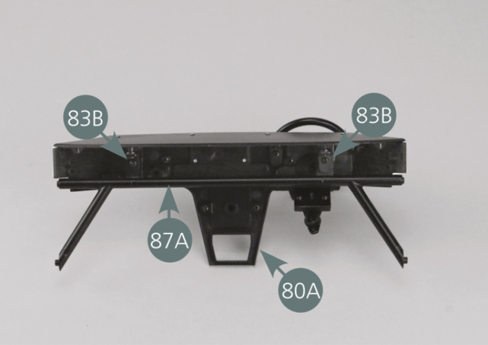 Positionner la barre de support 87A sur l’arrière du panneau du tableau de bord 80A.Faire correspondre les trous de la barre 87A avec les attaches 83B, puis la fixer avec deux vis SM comme indiqué sur les photos (cercles jaunes).