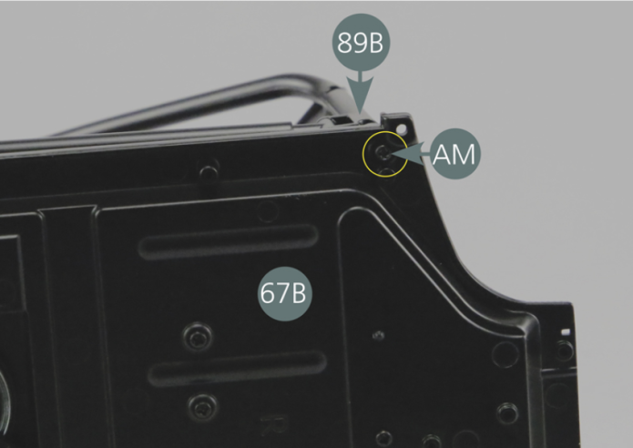 Retourner l’ensemble et fixer la cage droite de l’arceau 89B sur le plancher droit du cockpit 67B avec une vis AM par en dessous. 