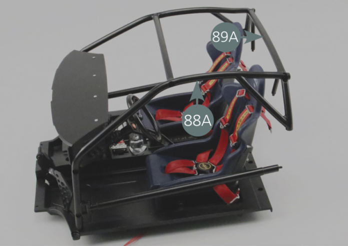 Positionner le tube d’arceau arrière 89A sur les cages d’arceau de sécurité gauche 88A et droite 89B, puis le fixer avec deux vis AM comme indiqué par les cercles jaunes. 