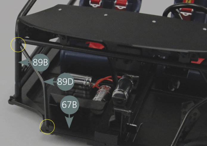 Place the left front roll bar bracket (89C) in front of the driver’s seat as indicated, then insert it into the openings on the left roll bar cage (88A) and the left floor panel (67A). Then place the right front roll bar bracket (89D) in front of the passenger’s seat, additionally insert it into the openings on the right roll bar cage (89B) and the right floor panel (67B).