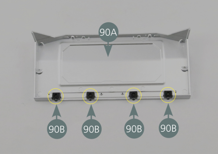 Positionner les quatre supports 90B sur la cloison arrière 90A et fixer chacun d’eux avec une vis SM comme indiqué sur la photo de détail (à droite).