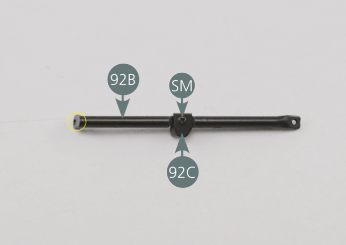 Place the right rear upper reinforcement bar (92B) with the rounded end (yellow circle) to the left. Position the tank support (92C) as shown in the photo and secure it with an SM screw.