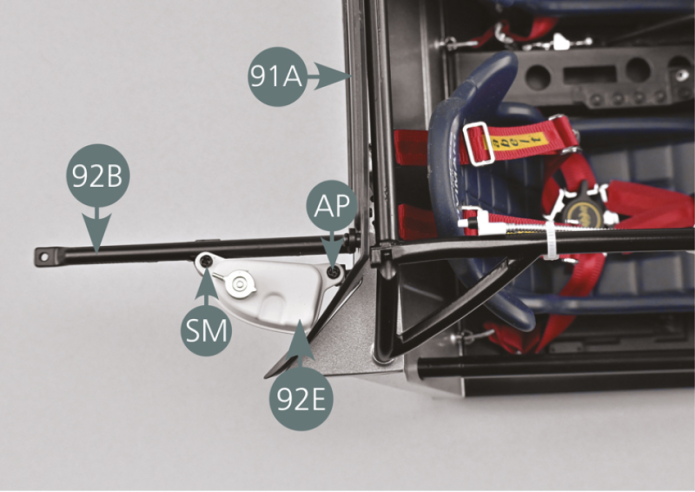 Position the tank (92E) on the rear panel (91A) and on the tank support (92C) (placed on the right rear reinforcement bar 92B), then secure it with an SM screw onto the support and with an AP screw on the rear panel.