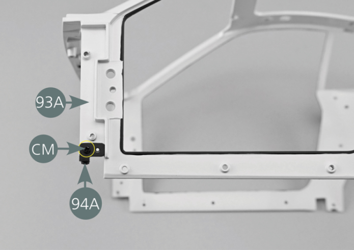 Positionner le support 94A sur le bas de la partie avant gauche de la carrosserie centrale 93A et le fixer avec une vis CM, comme indiqué sur la photo et le fixer avec une vis CM.