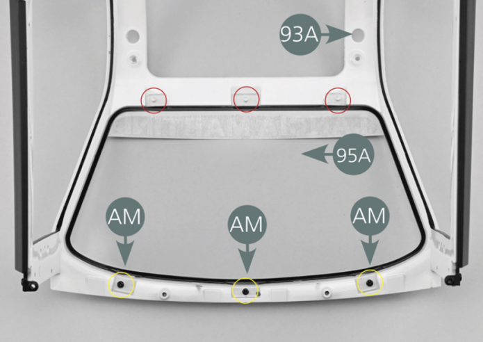 Retourner la partie centrale de la carrosserie 93A et insérer le pare-brise 95A par l’intérieur en positionnant les trois tétons situés sur la carrosserie dans les trous prévus (cercles rouges) sur le pare-brise.Fixer le pare-brise avec trois vis AM (cercle jaune) en serrant délicatement afin de ne pas casser les pattes de fixation.