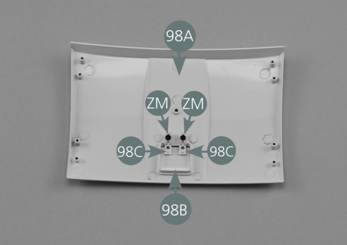 Positionner le panneau de toit 98A sur la carrosserie centrale 93A comme indiqué, puis retourner l’ensemble et fixer le panneau depuis l’intérieur avec quatre vis ZM (cercles jaunes).