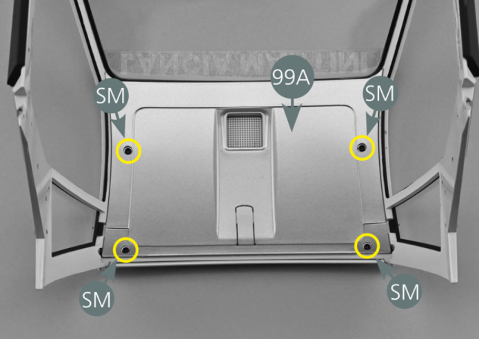 Retourner la partie centrale de la carrosserie 93A, positionner le panneau intérieur du toit 99A et le fixer avec quatre vis SM comme indiqué (cercles jaunes). 