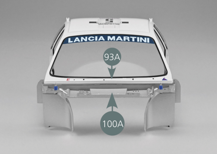 Positionner la cloison d’habitacle avant 100A à l’avant de la partie centrale de la carrosserie 93A.Aligner les trous latéraux et fixer la cloison 100A sur la carrosserie 93A avec deux vis CM de chaque côté (cercles jaunes).Retourner l’ensemble et fixer la cloison 100A sur la carrosserie 93A avec deux vis CM depuis l’intérieur.