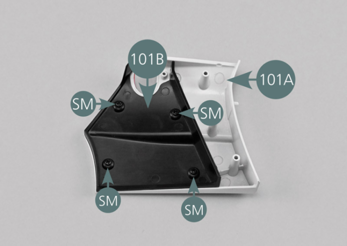 Placer le panneau arrière gauche 101A face intérieure tournée vers le haut. Positionner le doublage intérieur du panneau 101B comme indiqué sur la photo et le fixer avec quatre vis SM.