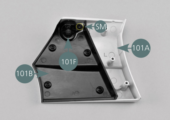 Posiciona el conjunto del tapón y alojamiento del tapón del depósito sobre la cara interior del panel lateral trasero izquierdo (101A), tal como se muestra, y fíjalo con un tornillo SM.