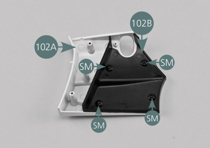 Placer le panneau arrière droit 102A face interne tournée vers le haut. Positionner le doublage intérieur du panneau 102B comme indiqué sur la photo et le fixer avec quatre vis SM.