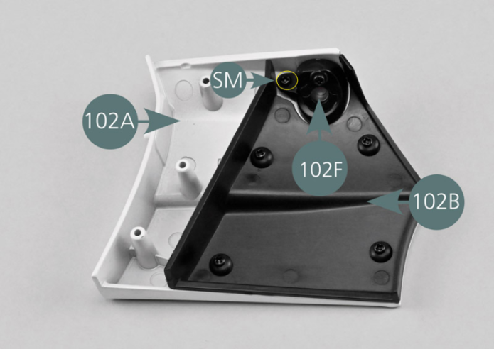 Posiciona el conjunto del tapón y alojamiento del tapón del depósito sobre la cara interior del panel lateral trasero izquierdo (102A), tal como se muestra, y fíjalo con un tornillo SM.