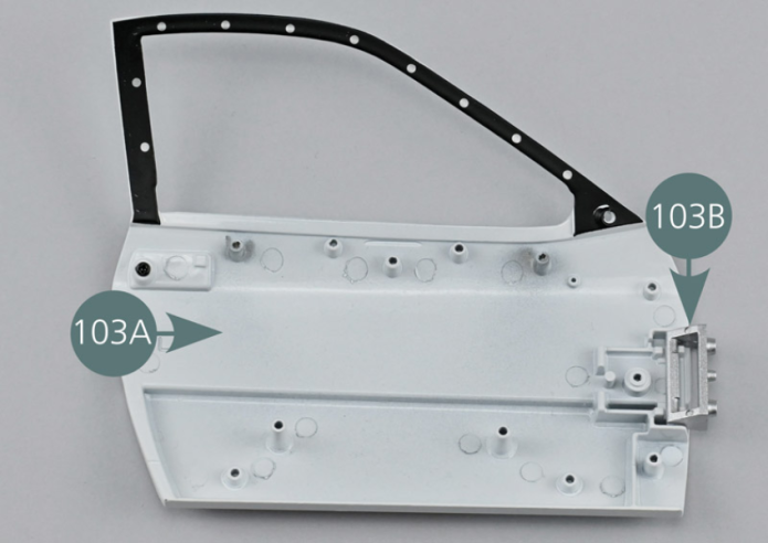 Positionner la charnière de portière 103B sur la face intérieure de la portière 103A. Vérifier la bonne orientation de la charnière 103B.