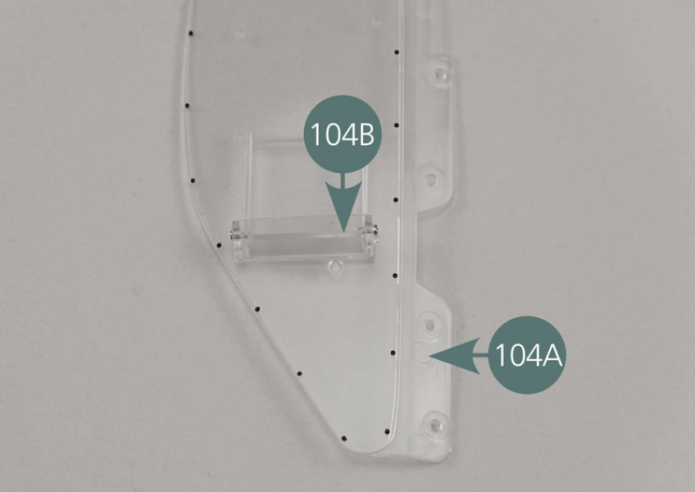 Positionner le déflecteur 104B sur l’extérieur de la vitre 104A et le fixer avec deux vis MP comme indiqué.