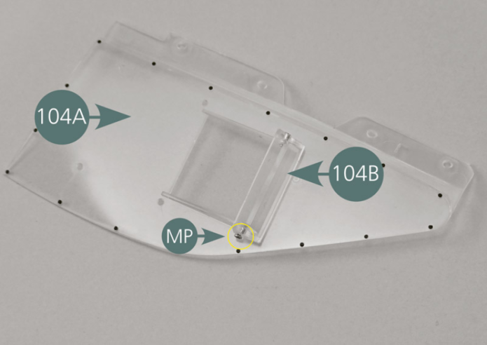Posiciona el deflector (104B) en el exterior de la ventana (104A) y fíjalo con dos tornillos MP como se indica.