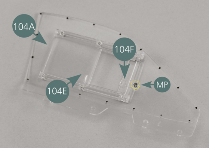 Posiciona el pestillo (104F) en el orificio de la manilla de la ventana deslizante (104E) y fíjalo con un tornillo MP. Verifica que el pestillo (104F) gire fácilmente y que bloquee correctamente la ventana deslizante (104E). Si es necesario, aprieta o afloje el tornillo para un adecuado ajuste. 